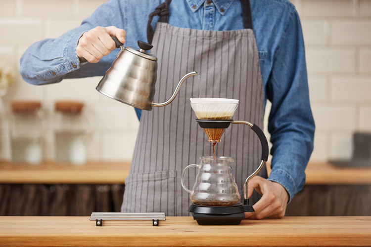 hario v60 barista pouring