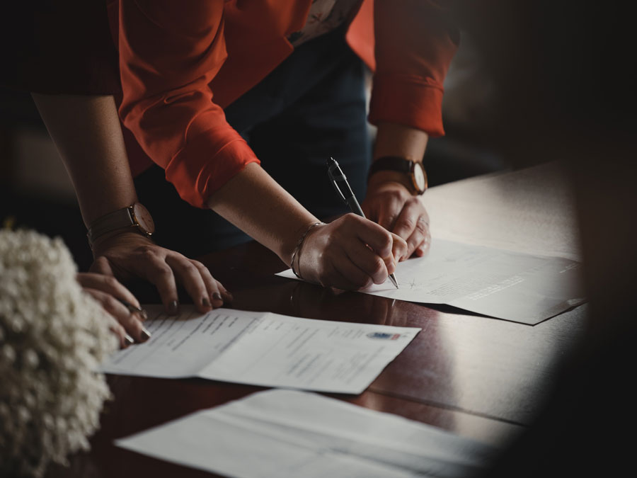 signing-contracts
