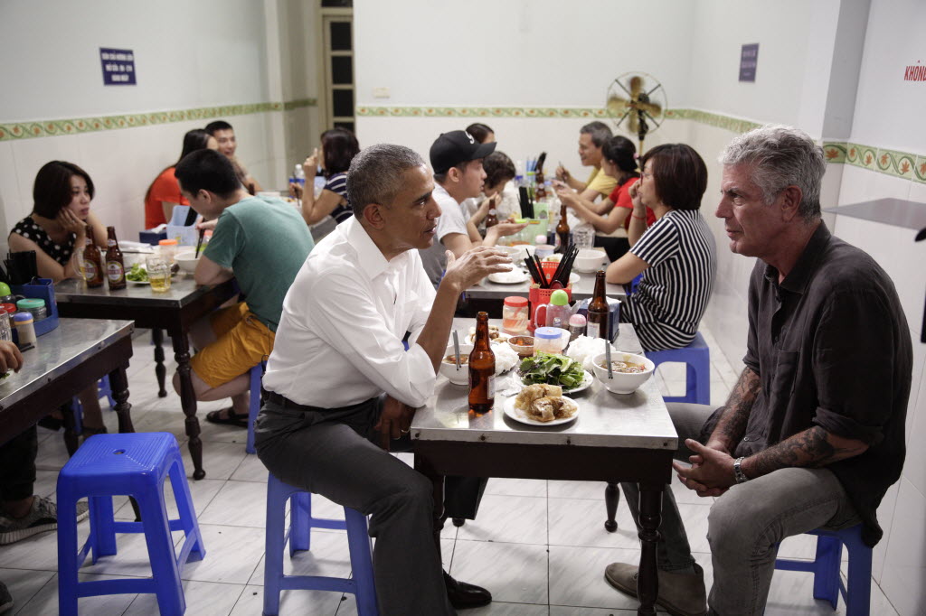 President_Barack_Obama_with_Anthony_Bourdain_at_Bu╠ün_cha_Huong_Lien_Restaurant_in_Hanoi,_Vietnam