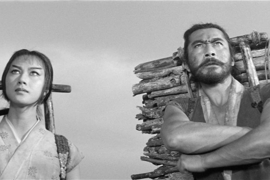 Toshiro Mifune as General Rokurota Makabe and Minoru Chiaki as Tahei in The Hidden Fortress