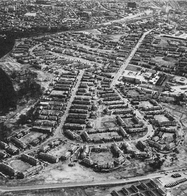 Black and white aerial photograph from 1954 of the Washington Heights housing complex for American service families, on the site of today’s Yoyogi Park beside Harajuku