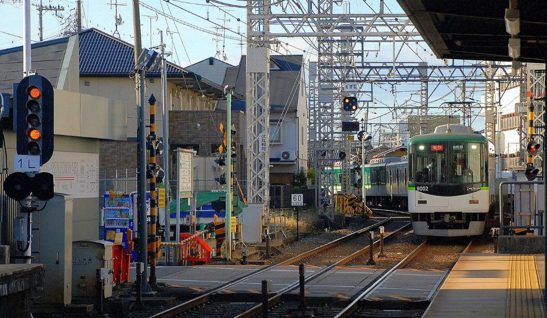 A train approaching the platform