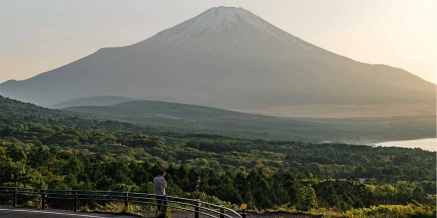 A man standing to watch the sunrise at Mount Fuji area