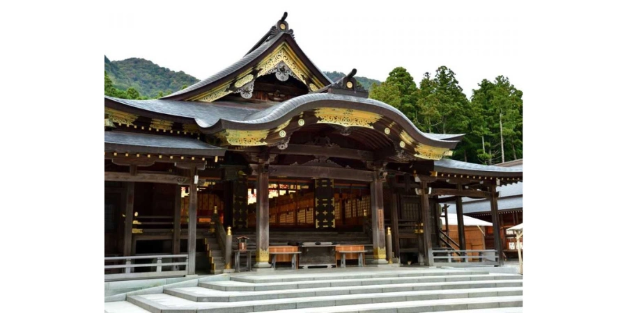 Outside view of the Yahiko Shrine