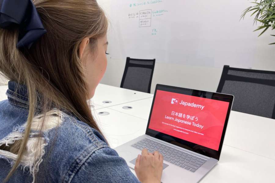 A student uses her laptop to access her Japademy course tailored to her Japanese language learning experience.