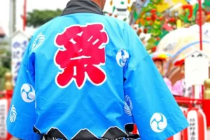 Backside of a guy wearing a blue montsuki