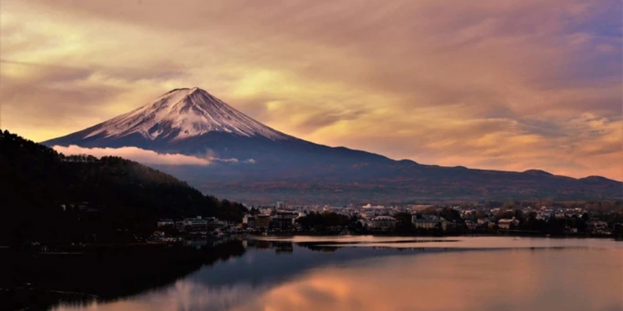 The view of Mount Fuji during sunset