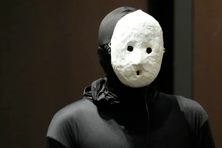 Uketsu, the masked author