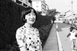 © NAGOYA, JAPAN - MAY 22: Writer Shizuko Natsuki poses for photographs during the Asahi Shimbun interview on May 22, 1981 in Nagoya, Aichi, Japan.