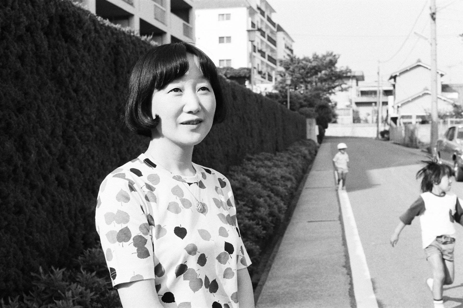 © NAGOYA, JAPAN - MAY 22: Writer Shizuko Natsuki poses for photographs during the Asahi Shimbun interview on May 22, 1981 in Nagoya, Aichi, Japan.