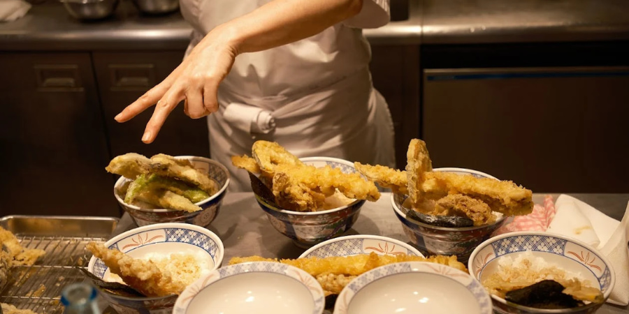 Bowls of tendon being served in Tendon Makino
