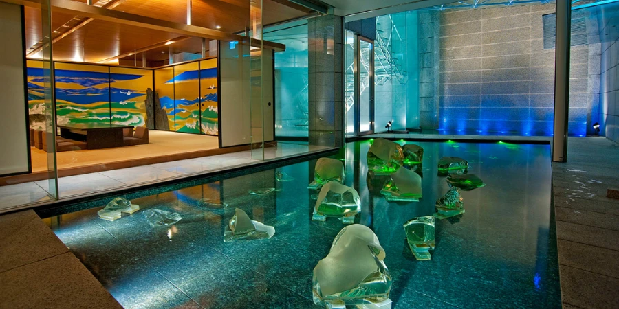 Glass art in the lobby of Atami Kaihourou