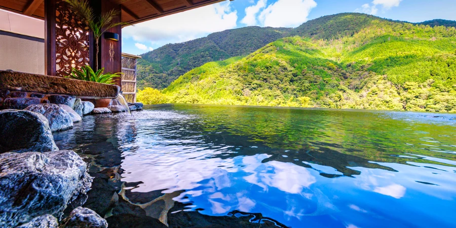 A crafted stone bath in Hakone-Ginyu where it gives an illusion of denseness