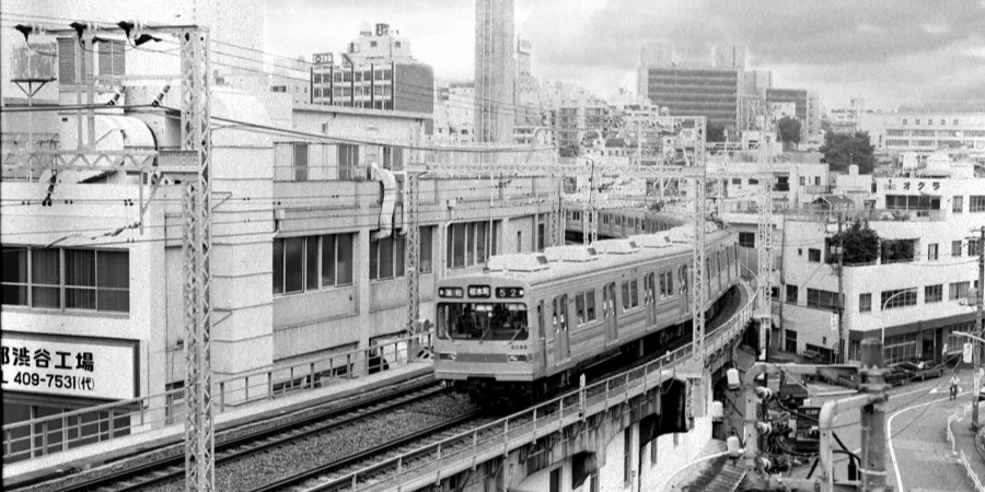 Image of the now-defunct Namikibashi Station, requiring trains to navigate a tight R160 turn (160m radius) with extra caution. For nearly 90 years, this section became an iconic part of Shibuya’s landscape.