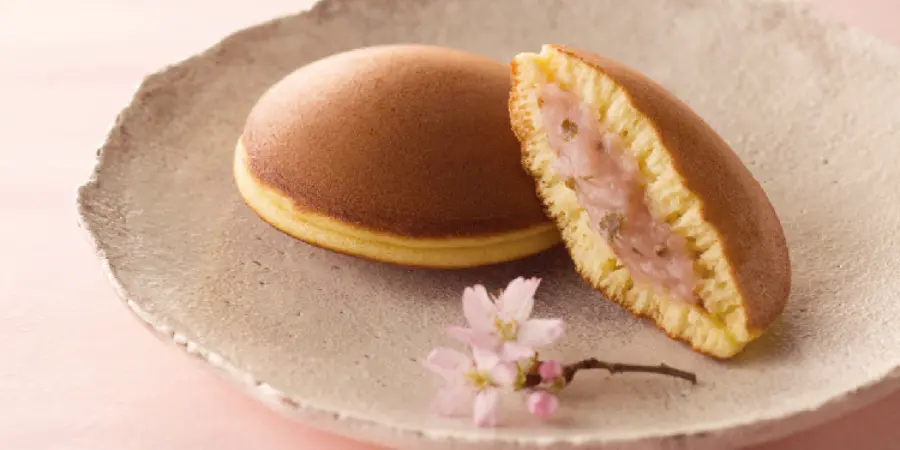 "Sakura Dorayaki" made with homemade cherry bean paste made by kneading chopped cherry leaves into white bean paste to bring out the cherry blossom flavor.