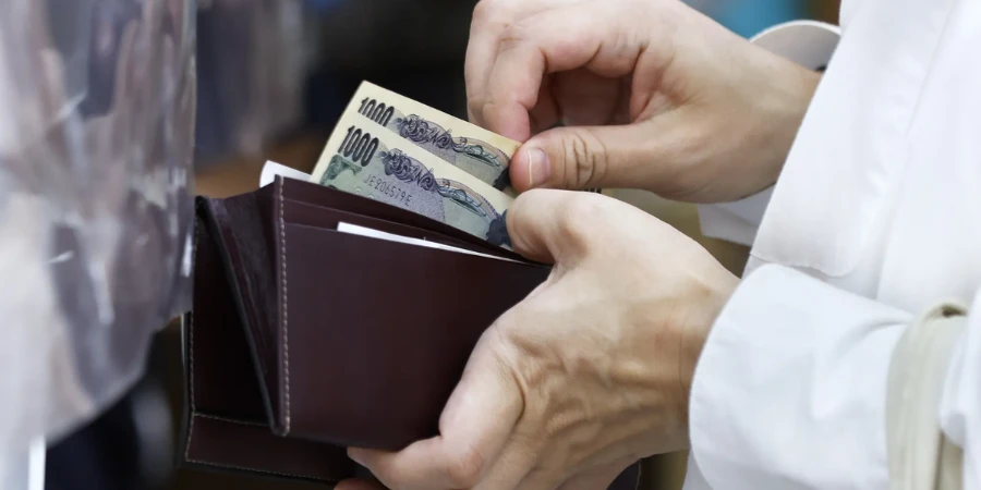 Cash vs card Japan