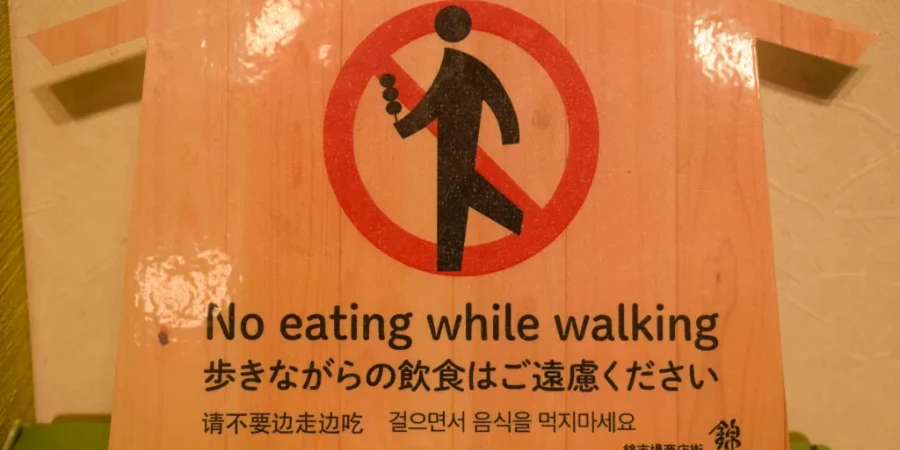 no walking while eating Japan