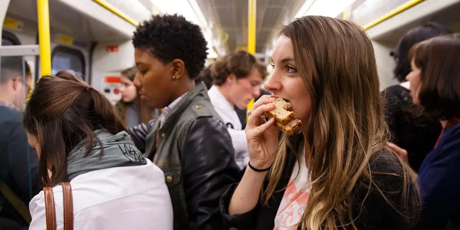 eating on public transport