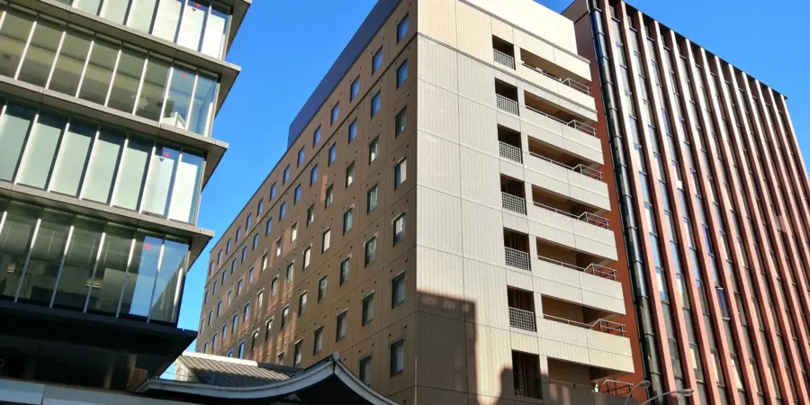 A panoramic view of Toyoko Inn from below. The building is structured.