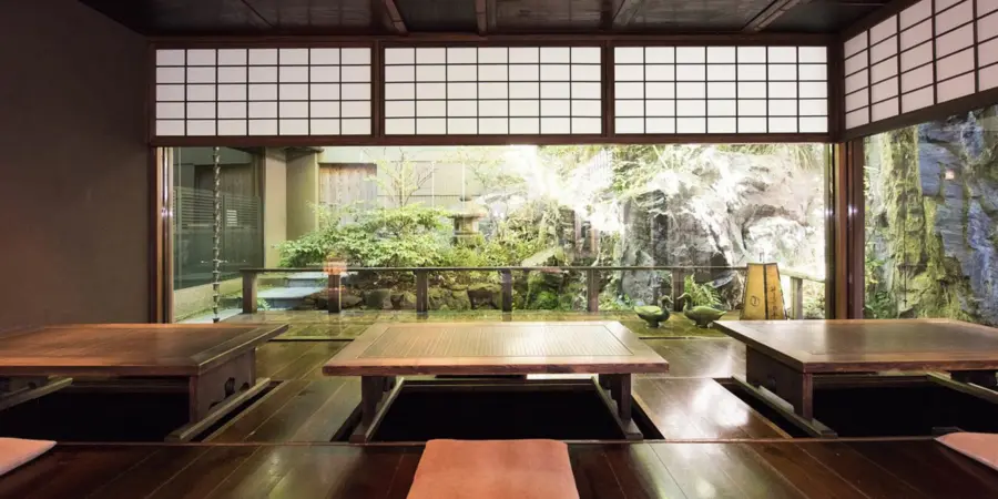 Patio area of Yuzuya Ryokan that has a garden