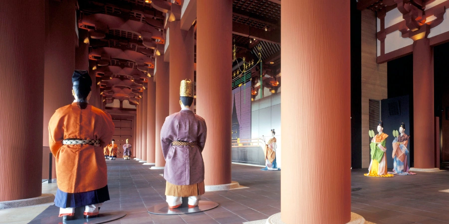 Life-sized costumed mannequins and sculptures recreating imperial court life from ancient Naniwa Palace on the Osaka Museum of History's 10th floor, immersing visitors in 7th-8th century Osaka.