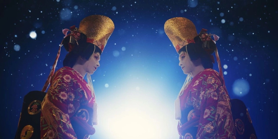 Visually striking banner image from Kokuho showing two kabuki performers in ornate traditional Japanese costumes facing each other under falling snow