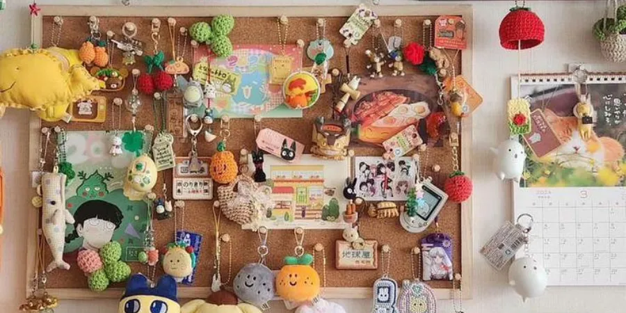Corkboard filled with kawaii keychains, plush charms, anime merchandise and handmade accessories representing the Japanese Juminocore aesthetic.
