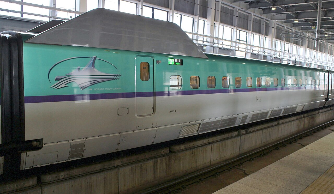Hokkaido Shinkansen H5 series train at Shin-Hakodate-Hokuto Station