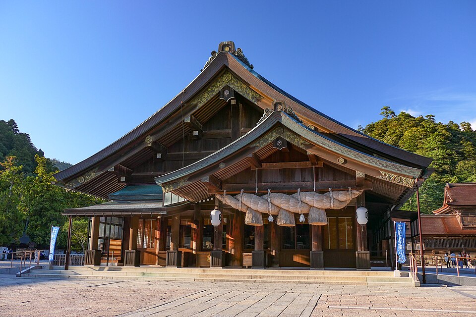 The haiden worship hall at Izumo Taisha, with its thick shimenawa rope hanging over the entrance