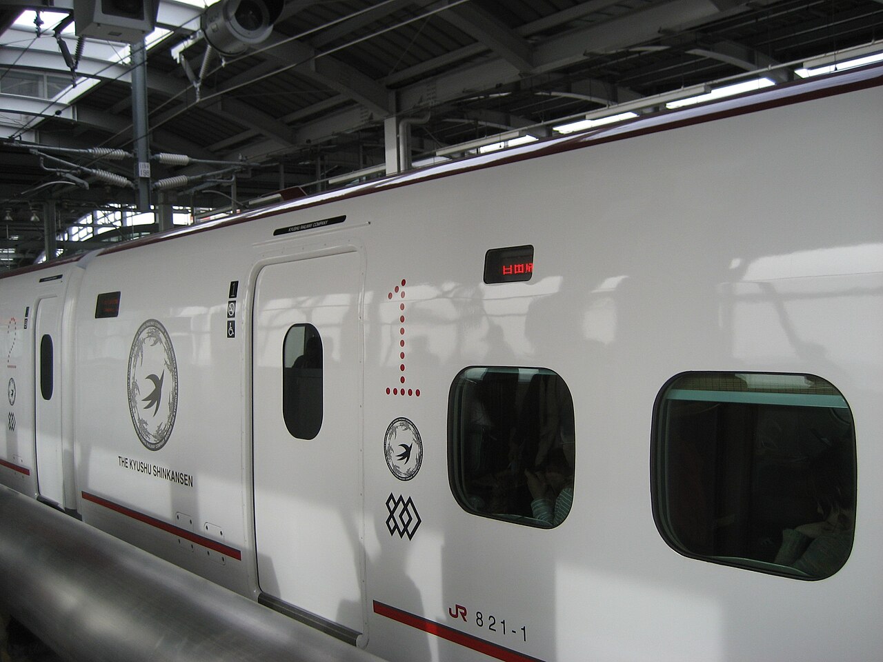 Kyushu Shinkansen 800 series train at a station platform