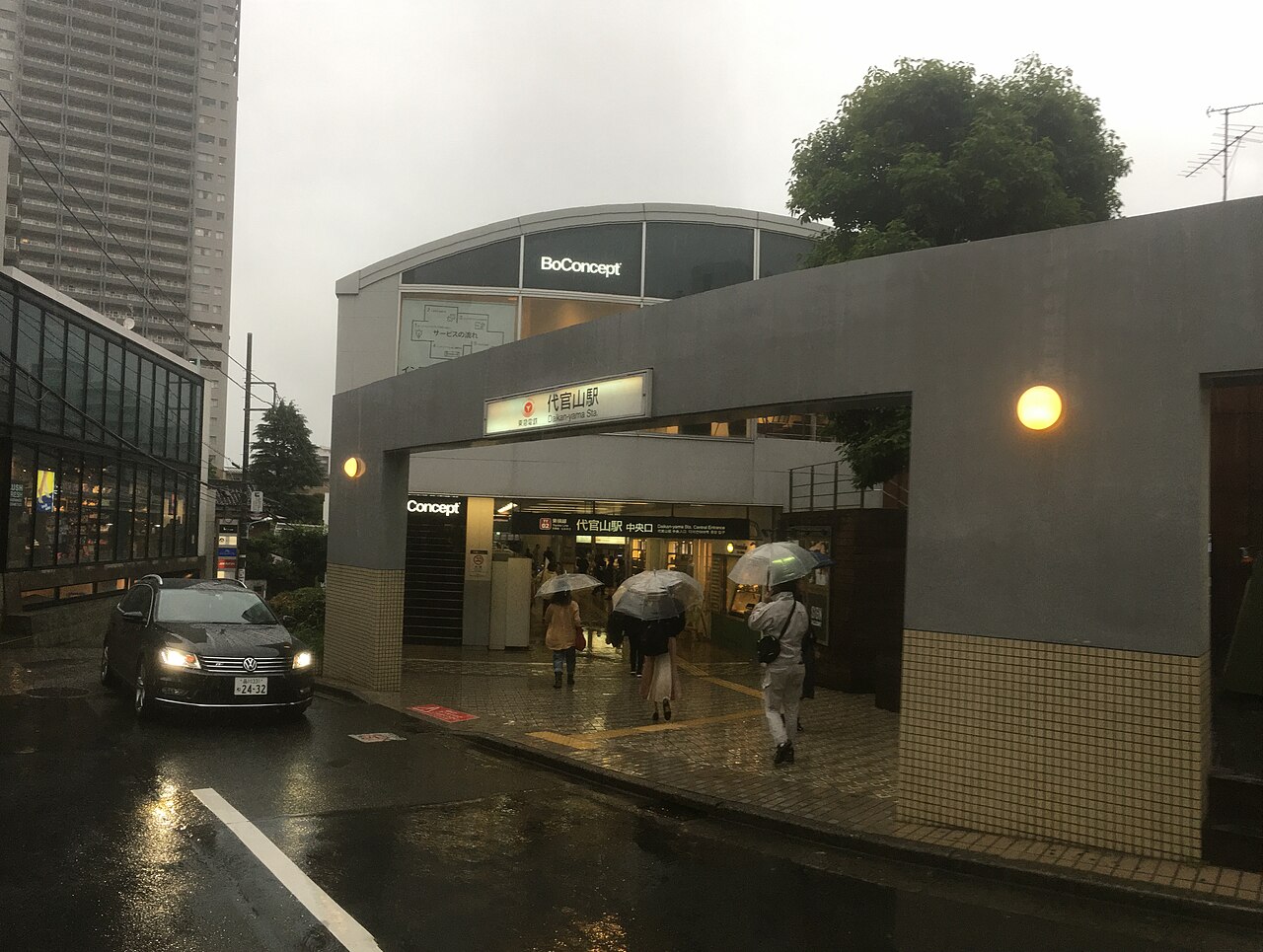 Central exit of Daikanyama Station on the Tokyu Toyoko Line on a rainy day