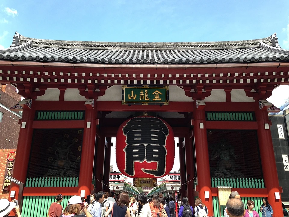 Kaminarimon Gate at Senso-ji in Asakusa, with its giant red lantern and crowds of visitors